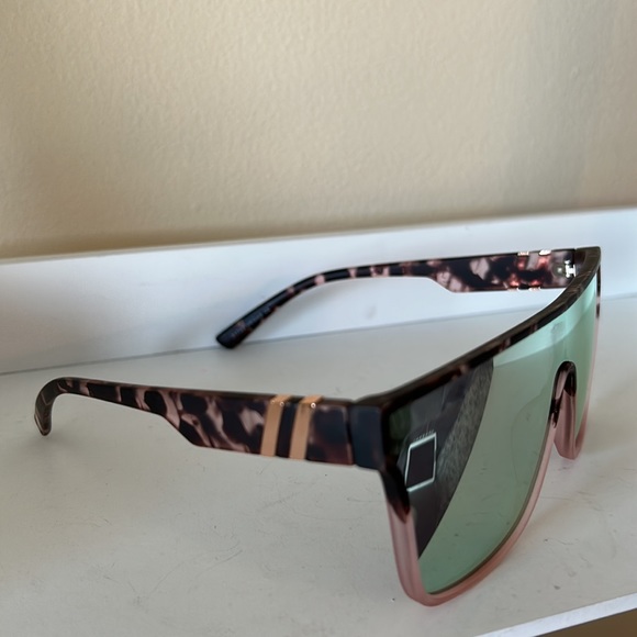 CAKE oversized shield sunglasses - Picture 9 of 12